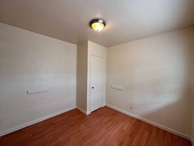 Building Photo - Cute 2 Bedroom Apartment!