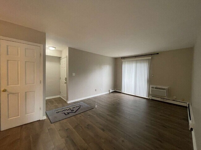 Building Photo - Private, End Unit - 2 Bed, 1 Bath Condo in...