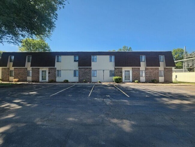 Building Photo - 3 Bedroom Townhome