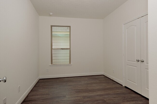 Building Photo - 27646 Mesabe Dr