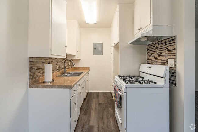 1BR, 1BA - 650SF - Kitchen - 128 W Maple St