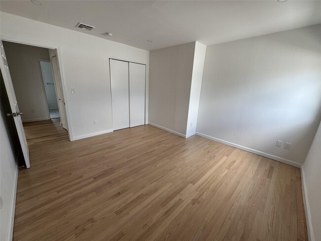 Building Photo - 2572 Merrick Rd