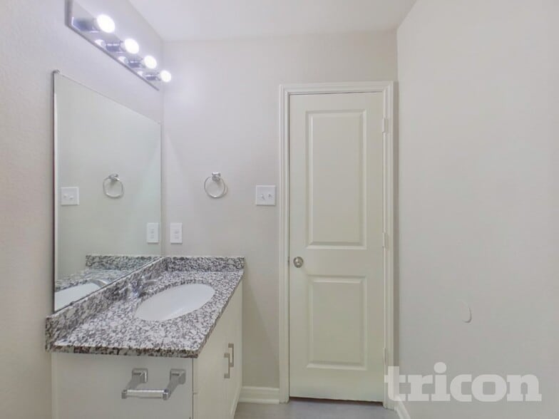 Building Photo - 15673 Briar Frst Dr