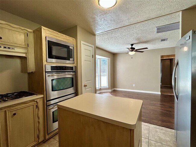 Building Photo - 2711 Laurel Creek Way