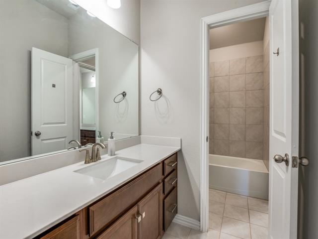 Building Photo - 2112 Creekbluff Ct