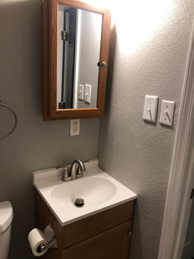 Building Photo - 574 Cooper St SW