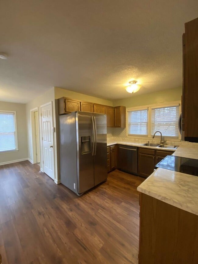 Building Photo - Charming 3 Bed Colonial in Woodcroft!