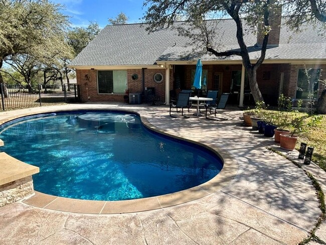 Building Photo - 121 Post Oak Ln