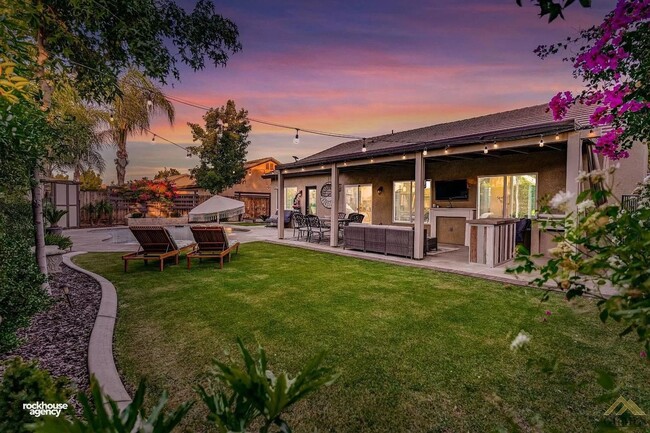 Building Photo - NW Home w/Pool & Firepit!