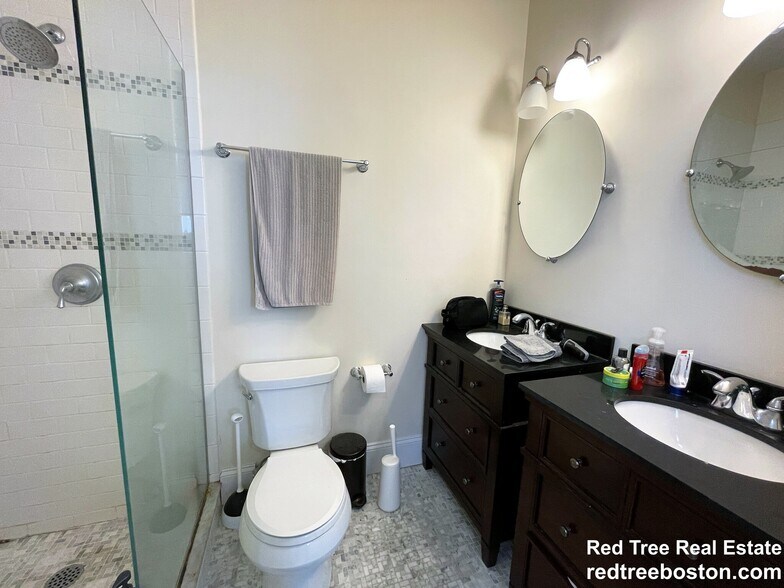 Building Photo - 1 Larose Pl