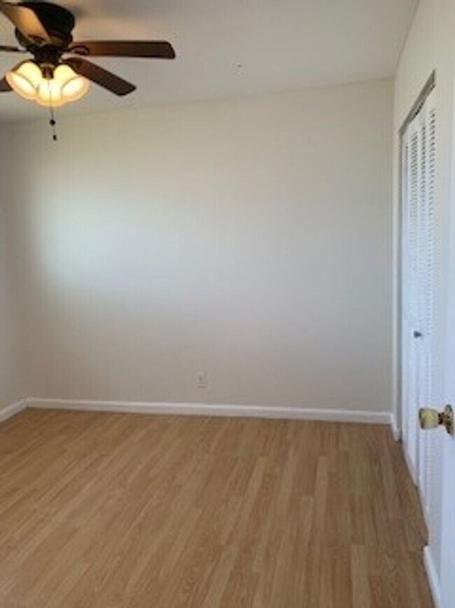 Building Photo - Desirable Koko Head Terrace Home - Availab...