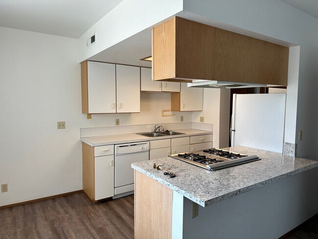 Building Photo - 1 Bedroom, 1 Bathroom Lower Unit in Small Apartment Building Close to BTC