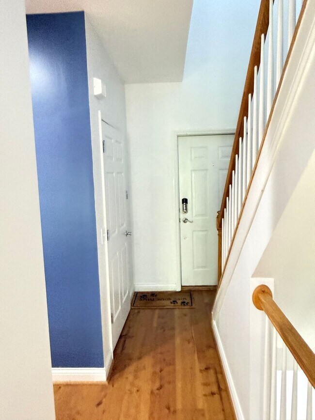 Building Photo - 2550 Cleinview Ave