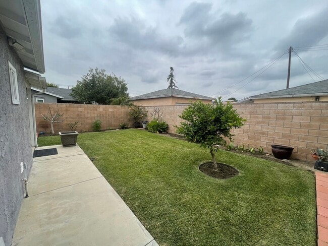 Building Photo - Beautifully Renovated 2-Bedroom Front Home...
