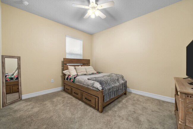Building Photo - Beautifully Maintained home in Pool Community!