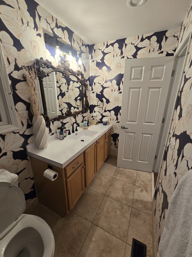 Building Photo - 1802 W Diversey Pkwy