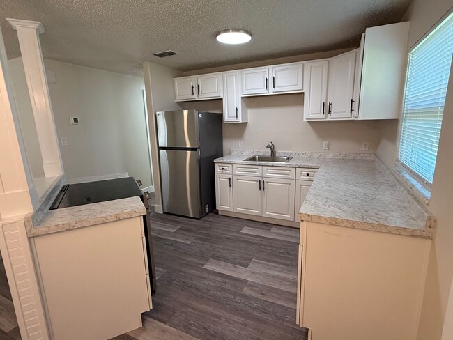 Building Photo - 3 Bedroom/1 Bathroom Single Family Home