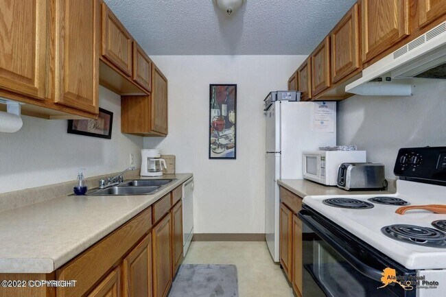Building Photo - Akins Real Estate