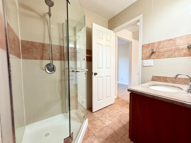 Building Photo - Gorgeously Updated 4-Bed/3-Bath Home & Ent...