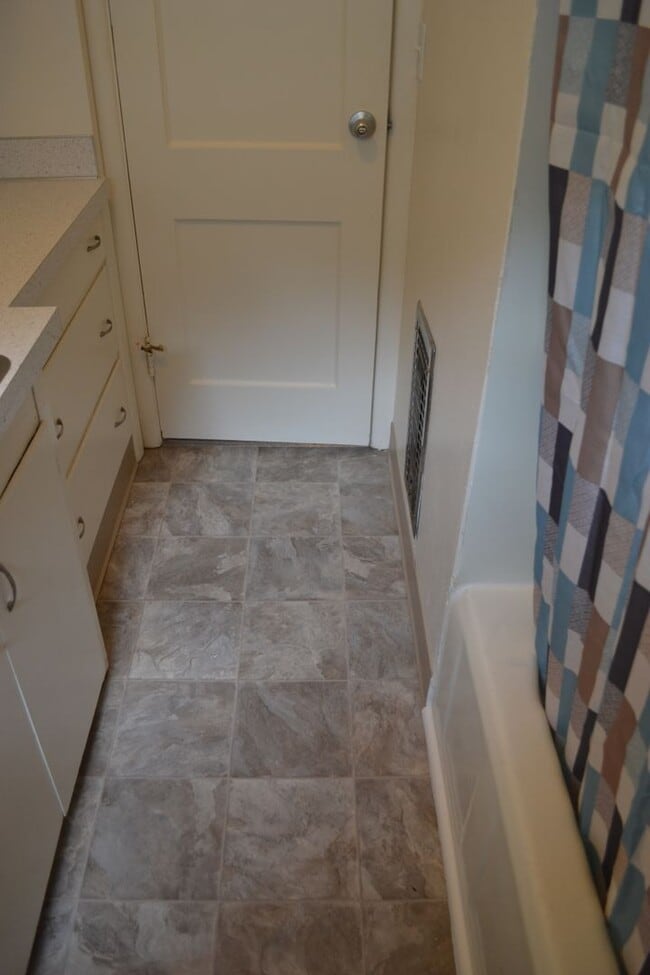 Building Photo - Quaint two-bedroom charmer in Northeast Salem