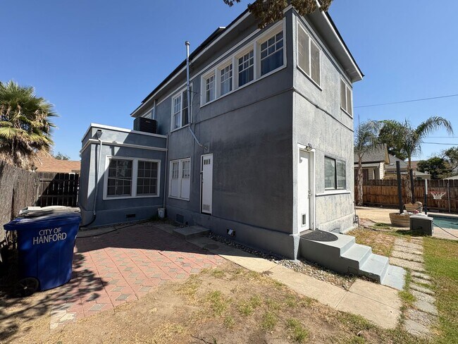 Building Photo - Beautiful 2 Story home Available coming soon!, pet friendly!