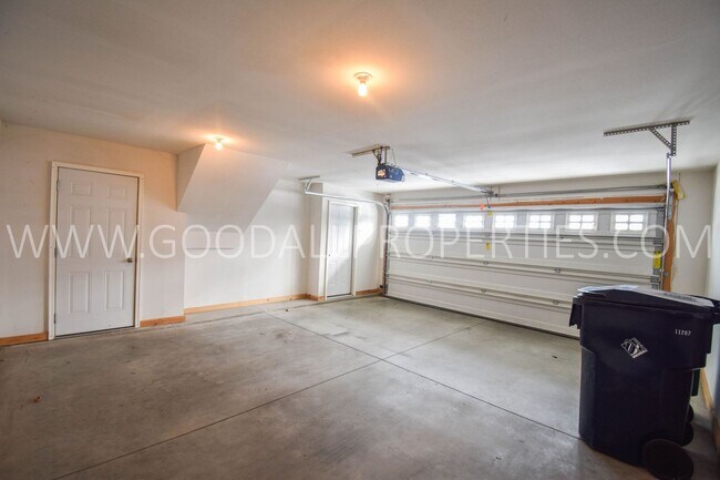 Building Photo - WINTER SPECIAL!! $1425 for a 2 Bedroom, 2.5 Bath Townhome in Urbandale near the walking trails!!!