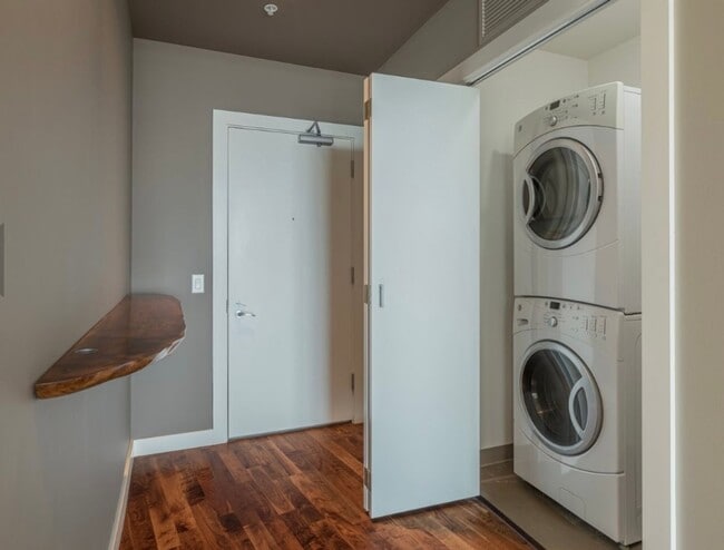 Building Photo - Incredible 1Bd/1Ba Fully Furnished Condo in the Pearl!!!! Corner Unit with Spectacular Views & Ga...