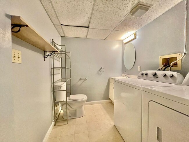 Building Photo - 83 Derryfield Ct