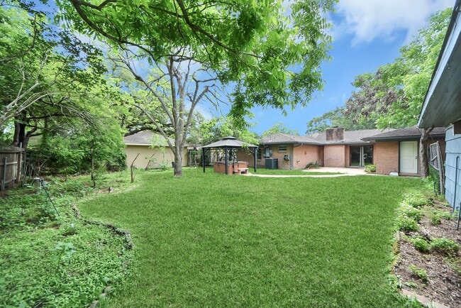 Building Photo - 4422 Nenana Dr