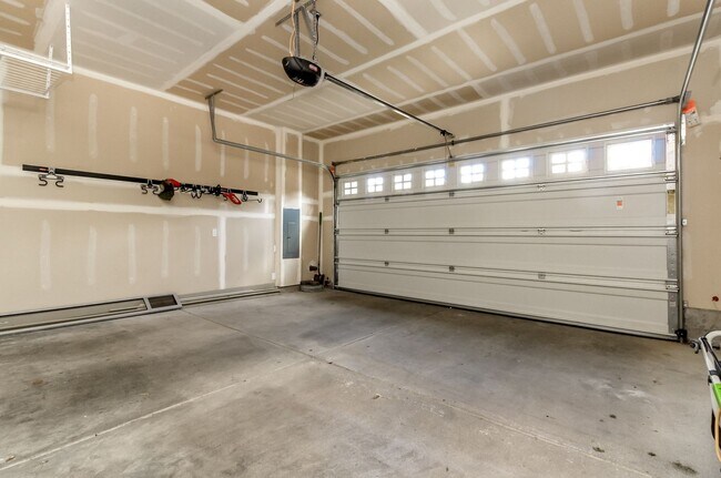 Building Photo - 3684 London Loop NE