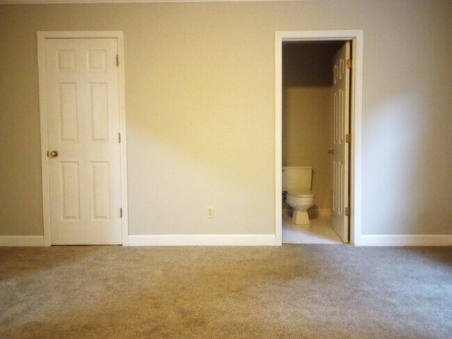 Building Photo - 3 Bedrooms 2.5 Bathrooms
