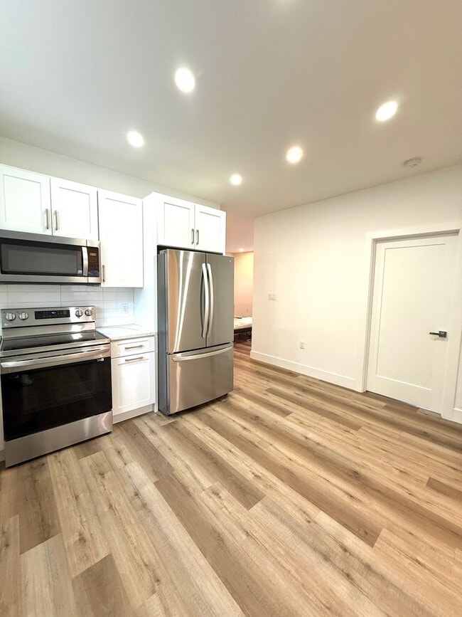 Building Photo - Large Fully Renovated 3Br-2 Full bath apartment!