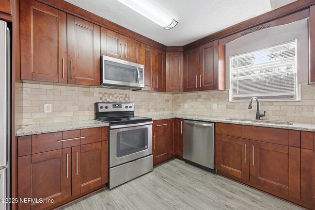 Building Photo - 760 Plainfield Ave