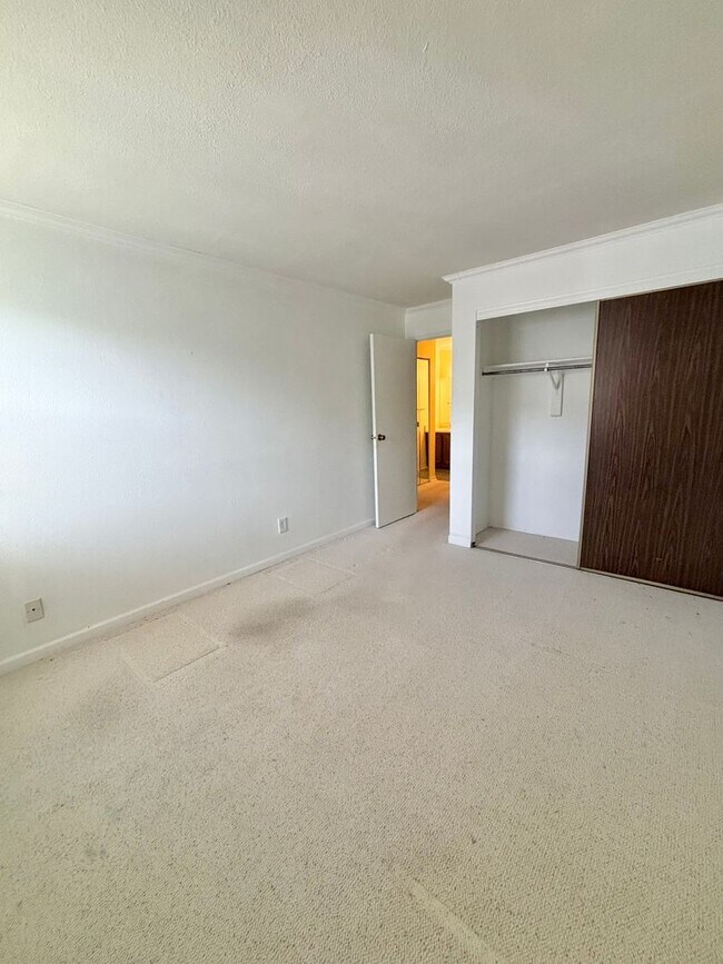 Building Photo - 1150 Golden Cir