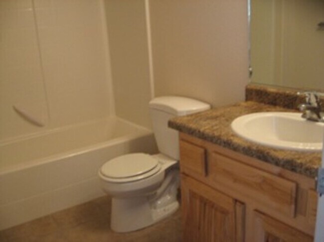 Building Photo - Oversized Townhome in Town!