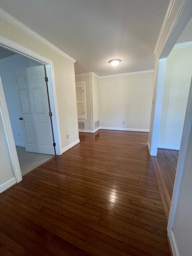 Building Photo - Spacious country home for lease