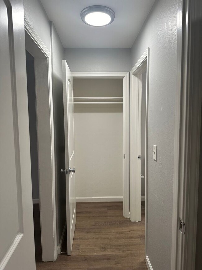 Building Photo - Beautifully updated 1/1 unit across the st...