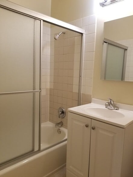 Building Photo - 1099 Roewill Dr