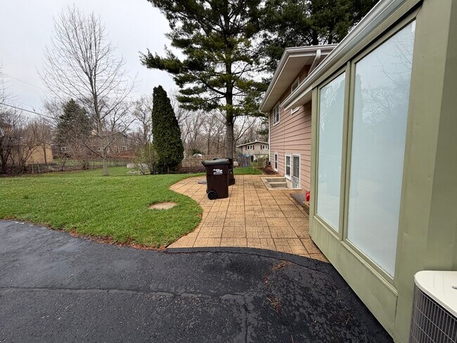 Building Photo - 202 Hickory Rd