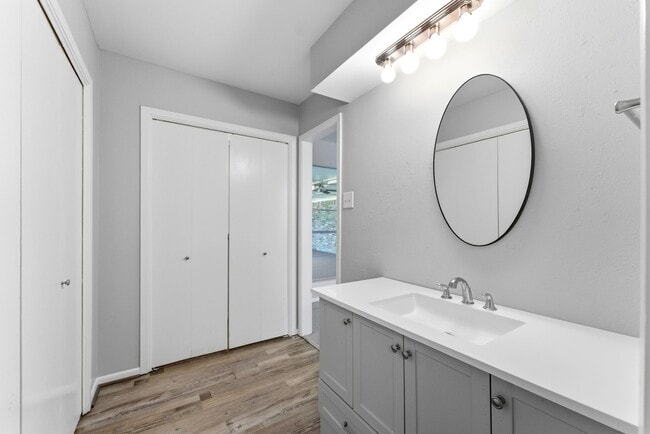 Building Photo - 18 Panorama Dr