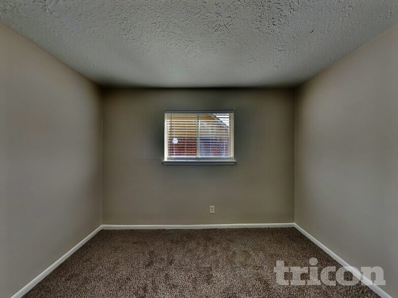 Building Photo - 23827 Beaverwood Dr