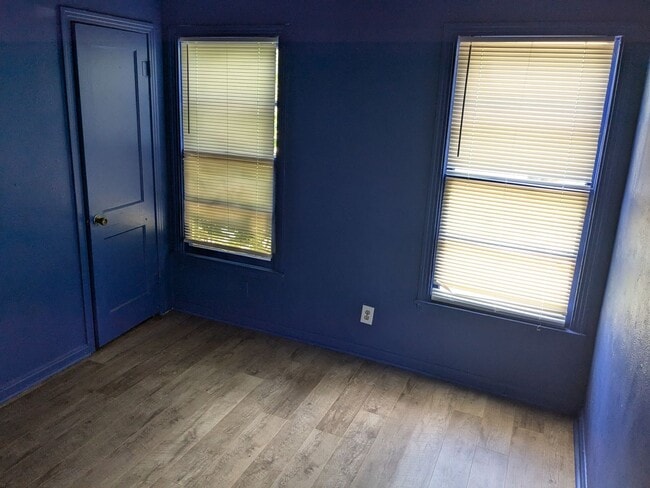 Building Photo - 3 Bed 1 Bath with fenced yard, laundry roo...