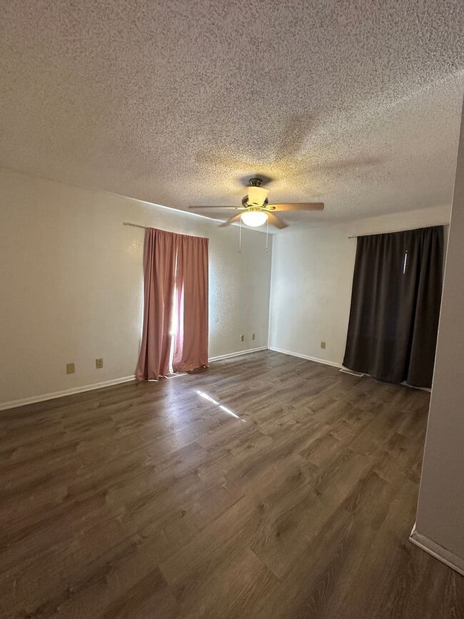 Building Photo - $1500 Move-In-Special