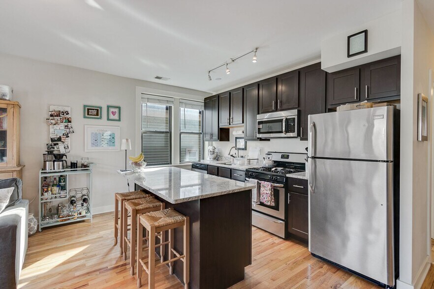 Building Photo - 2229 W Wilson Ave