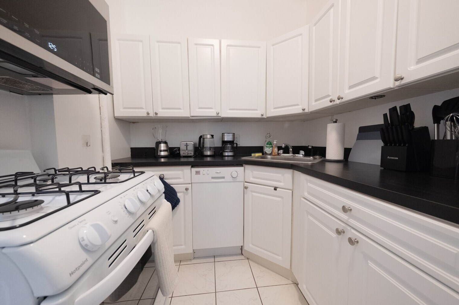 Building Photo - 142 Riverside Dr