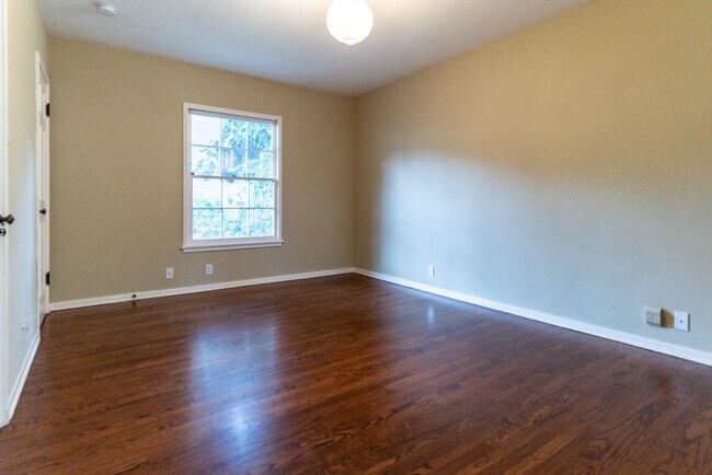 Building Photo - Beachwood Canyon 2b2b Home - Intentional F...