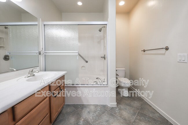 Building Photo - 665 E Weckl Pl
