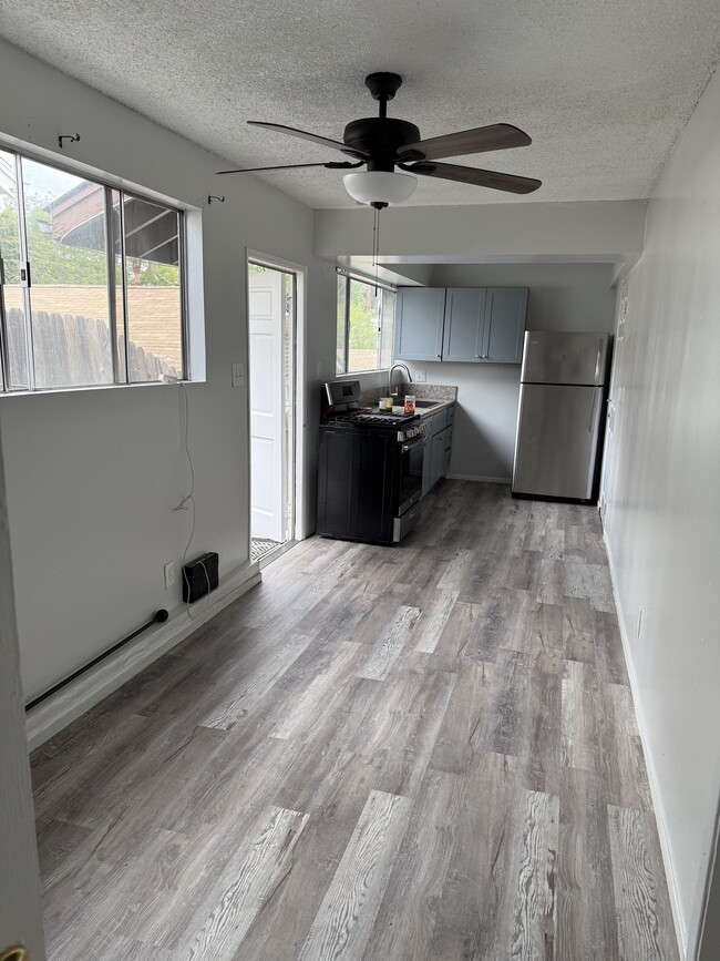 Building Photo - 332 N Ave 57