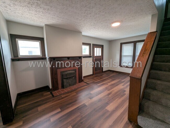 Building Photo - 392 Collingwood Ave
