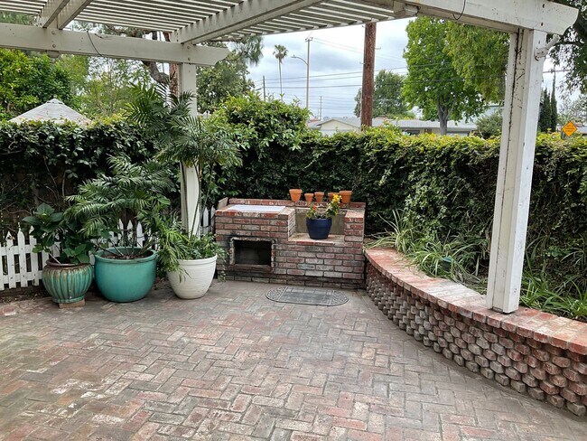 Building Photo - FOR LEASE 3 BEDROOM 2.5 BATH 2 Story Condo...